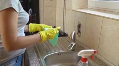 kadının bulaşıkları yıkar