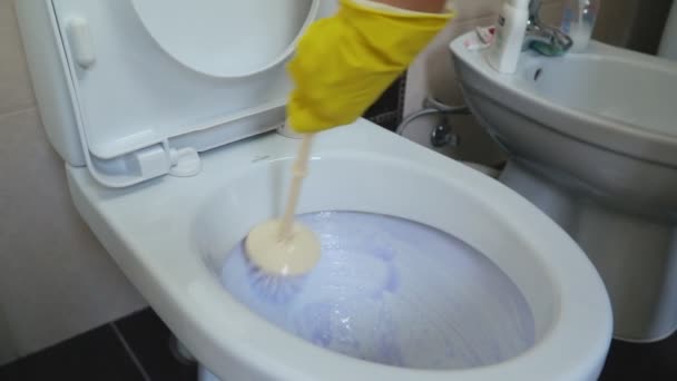 Kobieta myje toalety — Wideo stockowe