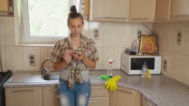 Женщина смотрит в телефон — стоковое видео