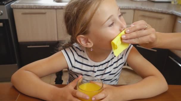 Niña bebe jugo de naranja — Vídeos de Stock