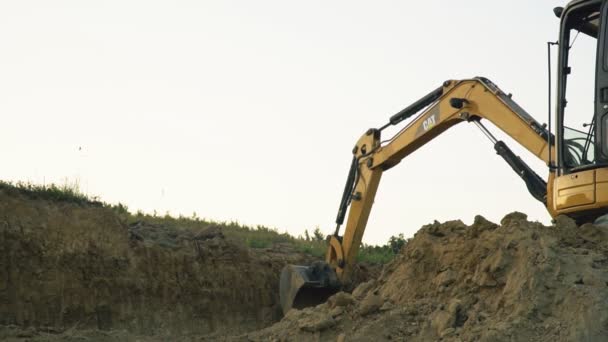 Excavadora carga un camión — Vídeo de stock