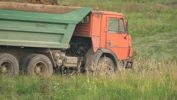El camión transporta la tierra — Vídeo de stock