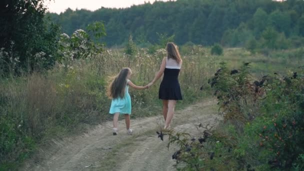 Mamá y su hija están corriendo — Vídeo de stock