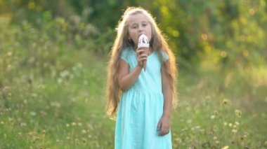 Kız dondurma yiyor.