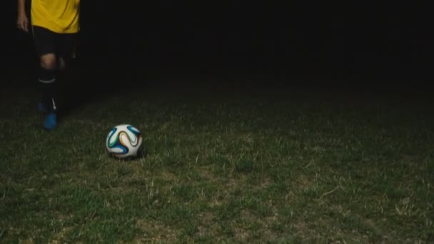 Golpes en la pelota en el campo de fútbol — Vídeos de Stock