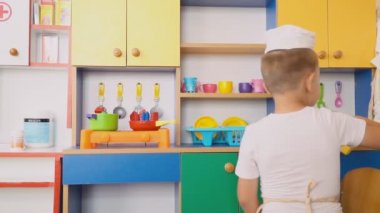 bir çocuk mutfakta yemek hazırlar küçük çocuk oyunları