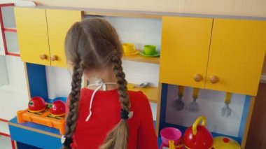 küçük kız yemek yemek oynamaktan