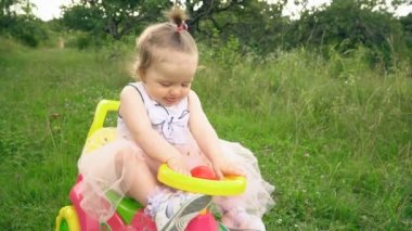 küçük kız bir daktilo sürme