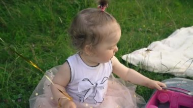 Küçük kız bir balonla oynuyor.