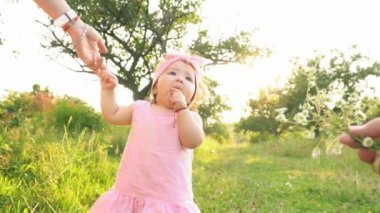 Anne ve kızı aynı elbiseler