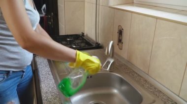 Lavaboya kadın yıkar