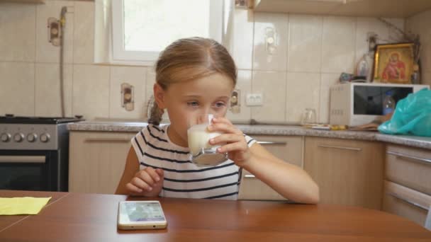 Kleines Mädchen trinkt Joghurt — Stockvideo