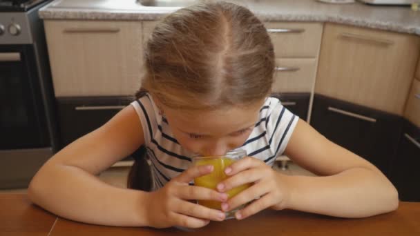 Bambina beve succo d'arancia — Video Stock