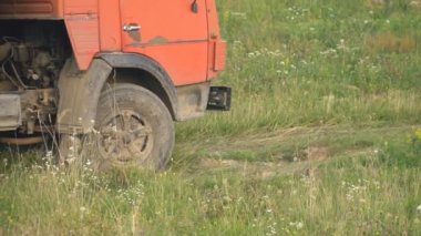 yüklü bir kamyonun tekerlekleri