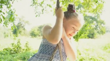 Kız salıncakta sürme