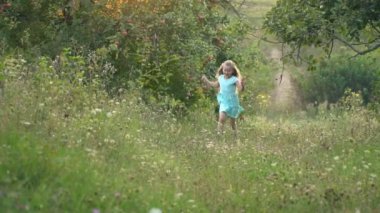 küçük kız çalışıyor