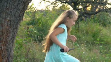 küçük kız telsizi ile oynuyor