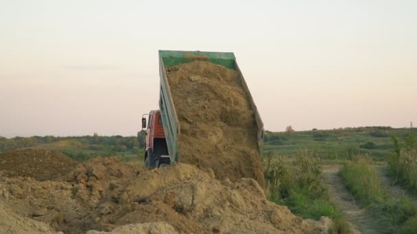 Samochód ciężarowy zwalnia ziemi — Wideo stockowe