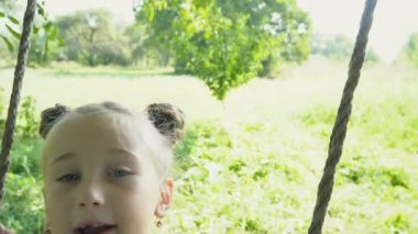 Kız salıncakta sürme