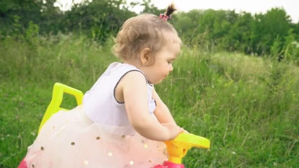 la petite fille roule sur une machine à écrire 