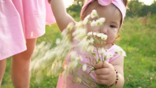 Mãe e filha em vestidos idênticos — Vídeo de Stock