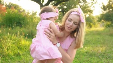 Anne ve kızı aynı elbiseler