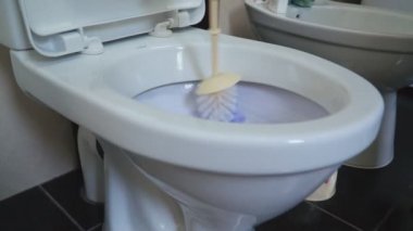 kadın tuvalet yıkar