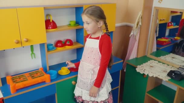 Niña jugando en la cocina de alimentos — Vídeo de stock