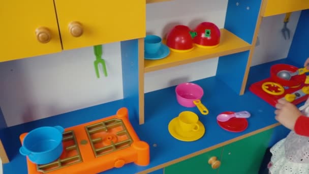 Niña jugando en la cocina de alimentos — Vídeos de Stock