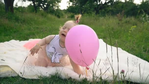 Flickan leker med en ballong. — Stockvideo