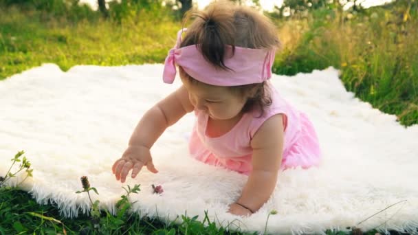 Маленькая девочка в природе — стоковое видео