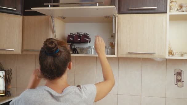 A mulher abre o armário — Vídeo de Stock