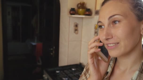 Женщина разговаривает по телефону. — стоковое видео