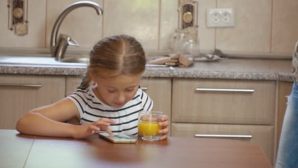 Kleines Mädchen trinkt Orangensaft — Stockvideo