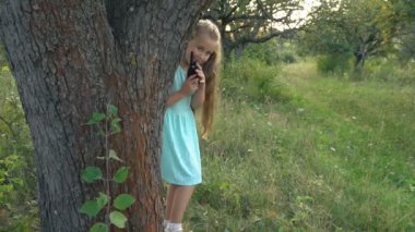 küçük kız telsizi ile oynuyor