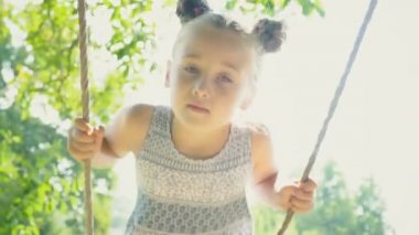 Kız salıncakta sürme