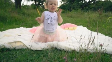 Küçük kız bir balonla oynuyor.