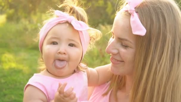 Mutter und Tochter in identischen Kleidern — Stockvideo
