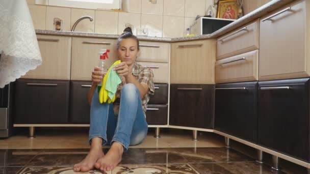 Wanita itu lelah membersihkan — Stok Video