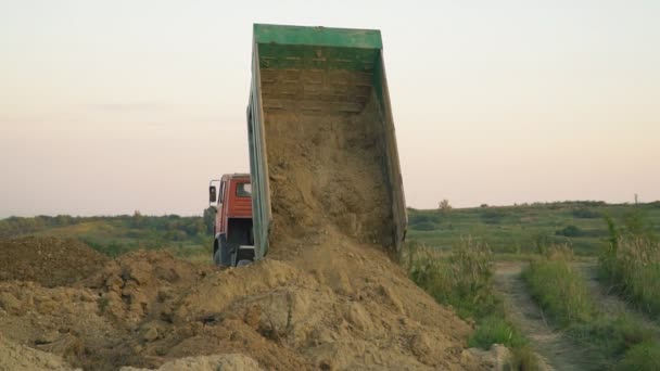 The truck unloads the land — Stock Video