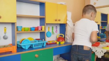 küçük çocuk ne pişiyor oynuyor