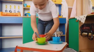 küçük çocuk ne pişiyor oynuyor