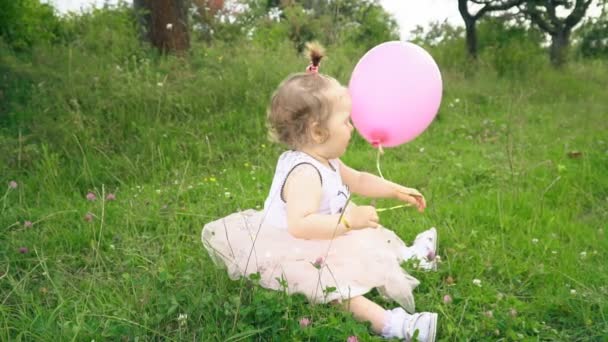 Küçük kız bir balonla oynuyor. — Stok video
