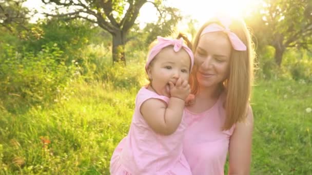 Moeder en dochter in identieke jurken — Stockvideo