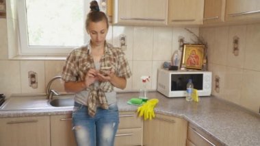 Kadın telefonda arıyor