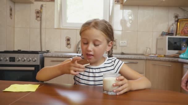 Liten flicka drycker yoghurt — Stockvideo