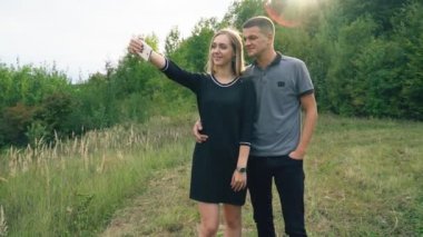 Genç çift selfies yapma