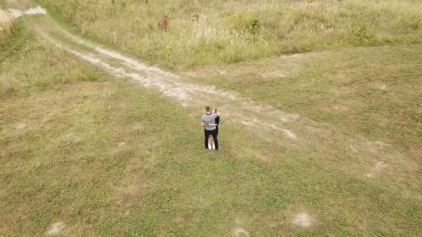 Νεαρό ζευγάρι περπάτημα — Αρχείο Βίντεο