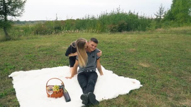 Jovem casal sentado no gramado — Vídeo de Stock