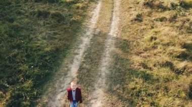 doğada küçük çocuk